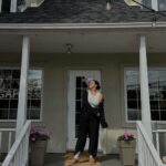Alanis Desilets Instagram - Dès le premier dollar…Ça fait 7 mois, mais on dirait que ça fait 7 ans. Tellement de travail en tant qu’entrepreneur pour réussir à faire du profit. Le Carrefour Dès le premier dollar de @INTERAC offre aux entrepreneurs des outils pour prendre confiance en leurs finances - tellement important - & aussi beaucoup d’informations sur les produits comme Débit INTERAC et Virement INTERAC qui peuvent vous aider au travers de cette grande aventure. J'aimerais vraiment lire, dans les commentaires, vos histoires sur vos entreprises ou celles que vous souhaitez voir grandir, un dollar à la fois! Visitez le Carrefour Dès le premier dollar au interac.ca/premierdollar pour en apprendre plus ! #pub #encharge