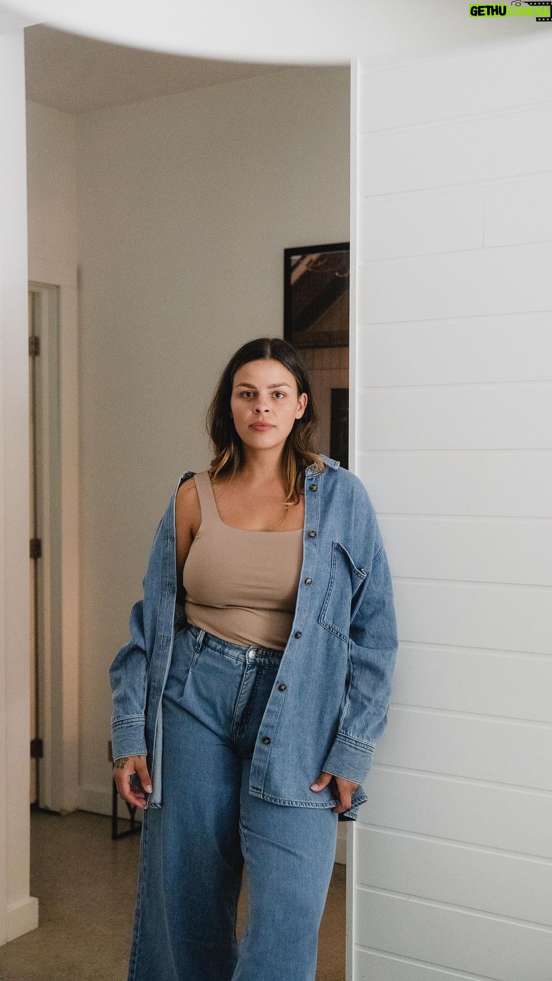 Alanis Desilets Instagram - Quel est ton look pref?👗 @reitmans m'ont mis au défi de me créer 5 looks à partir des R Essentials qui sont en fait, les basics chez Reitmans et qui te permettent de te créer des looks à l'infini à partir de beaux basics confortables.