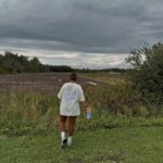 Alanis Desilets Instagram - Photo de moi regardant au loin. Bisoux