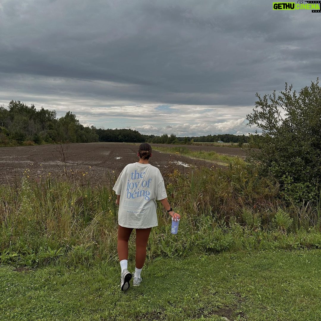 Alanis Desilets Instagram - Photo de moi regardant au loin. Bisoux