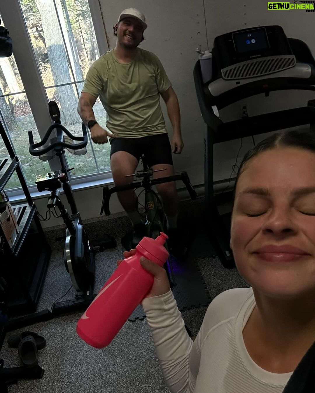 Alanis Desilets Instagram - Les moments de sport avec mon amour - mes prefs. Y'a quelque chose de fort dans le fait de prendre soin de nous-même, mais ensemble. On entend souvent le manque de temps comme excuse pour ne pas bouger ou pour ne pas prendre le temps de prendre soin de son couple. Un classique! Life hack: combine les deux! Bouger avec la personne que t'aime (lover ou ami.e.s) c'est la clef selon nous. ❤️ Merci @sportsexperts.lavalrepentigny de nous permettre de se retrouver.