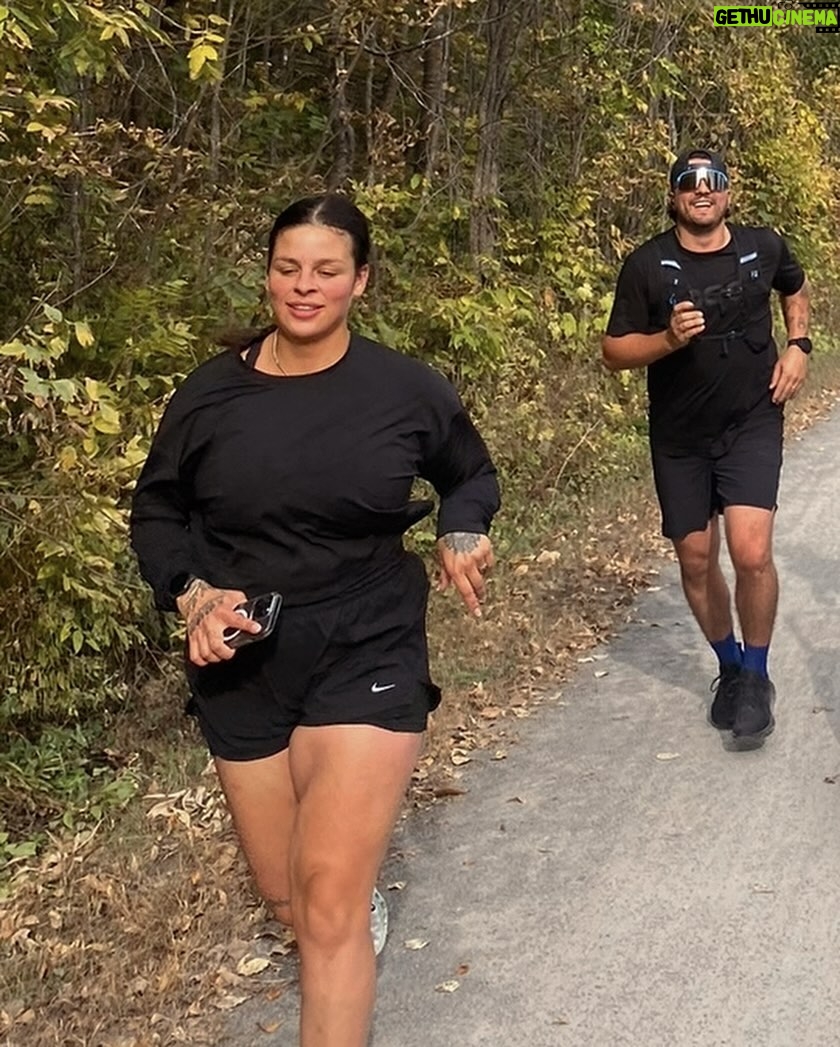 Alanis Desilets Instagram - Les moments de sport avec mon amour - mes prefs. Y'a quelque chose de fort dans le fait de prendre soin de nous-même, mais ensemble. On entend souvent le manque de temps comme excuse pour ne pas bouger ou pour ne pas prendre le temps de prendre soin de son couple. Un classique! Life hack: combine les deux! Bouger avec la personne que t'aime (lover ou ami.e.s) c'est la clef selon nous. ❤️ Merci @sportsexperts.lavalrepentigny de nous permettre de se retrouver.