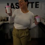 Alanis Desilets Instagram - OOTD réaliste pour les filles qui aiment être en MOU. 🤌🏼🤎 - Haut basic @hm - Pants cargo @hm - Shoes @uggcanada BISOUUUUUXXXXX