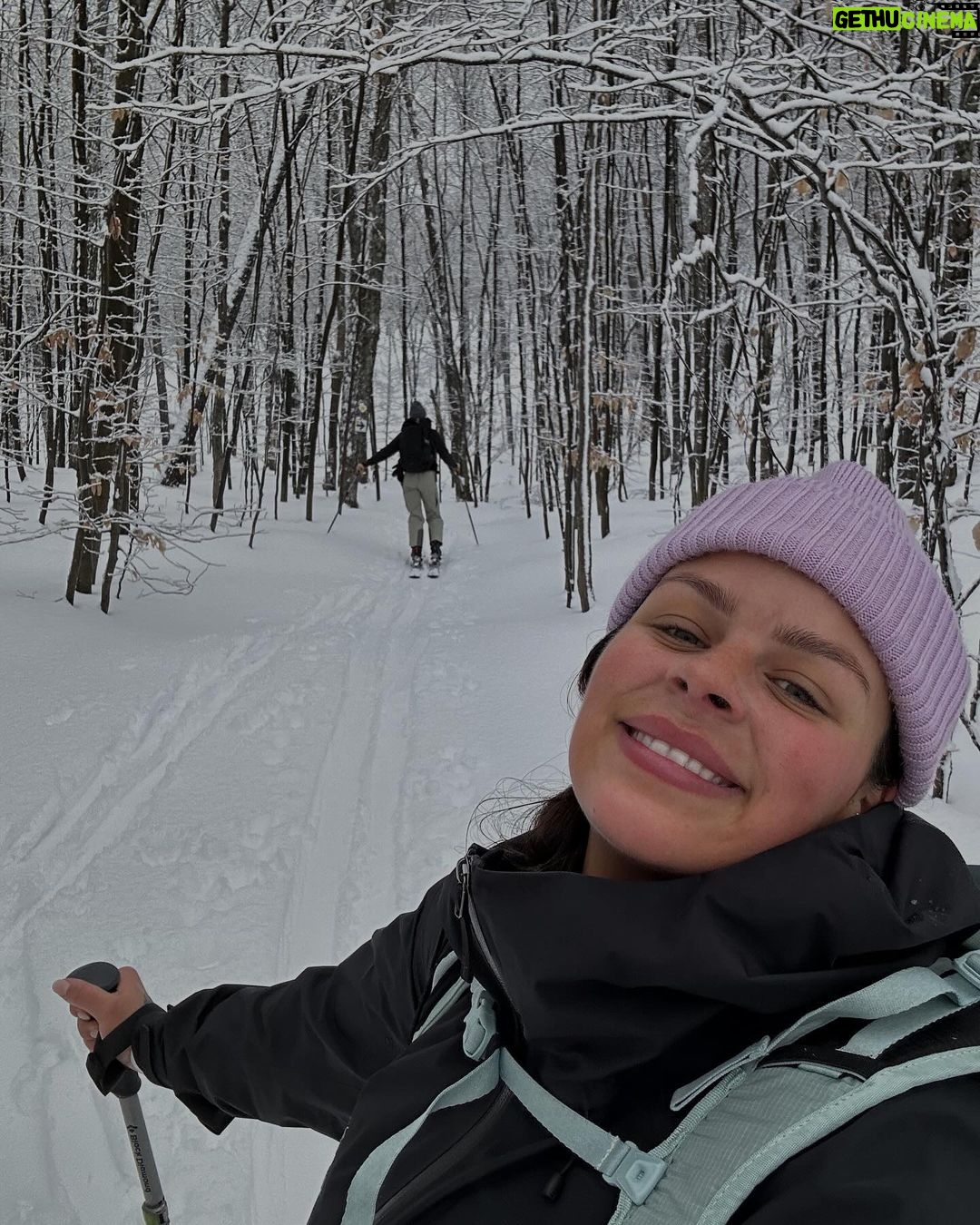 Alanis Desilets Instagram - Médecine pour 0 de dollar. ❄️⛷️