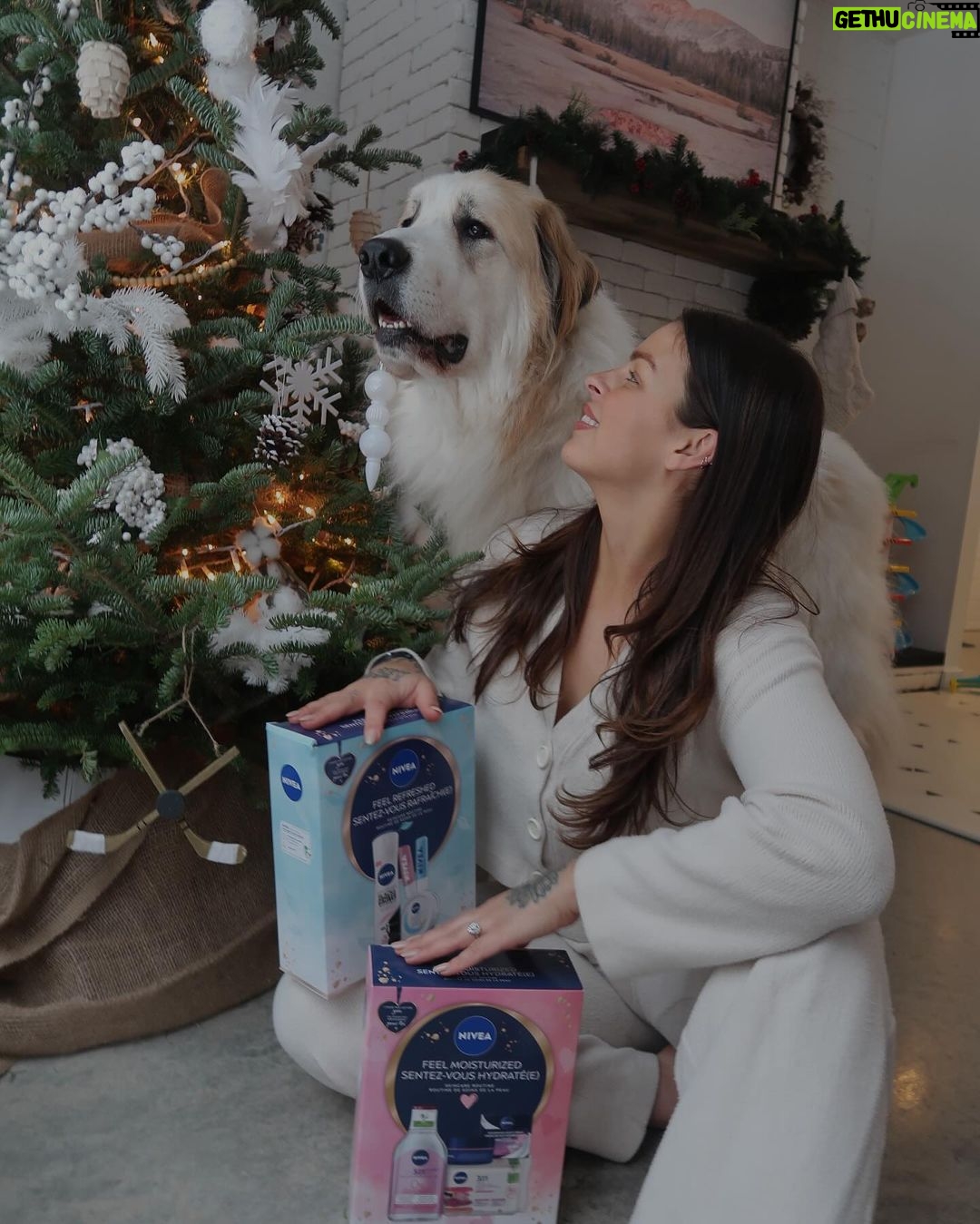 Alanis Desilets Instagram - J'ai le plus beau lutin. 🌲🐶 On a choisi d'ajouter sous le sapin deux valeurs sûres — les kits de @niveacanada. Nous avons choisi les kits Santez-Vous Hydraté(e) et Santez-Vous Rafraîchi(e) cette année.Simple et apprécié de toutes les femmes de ton entourage.💙 #pub #NIVEANation #NIVEAHoliday