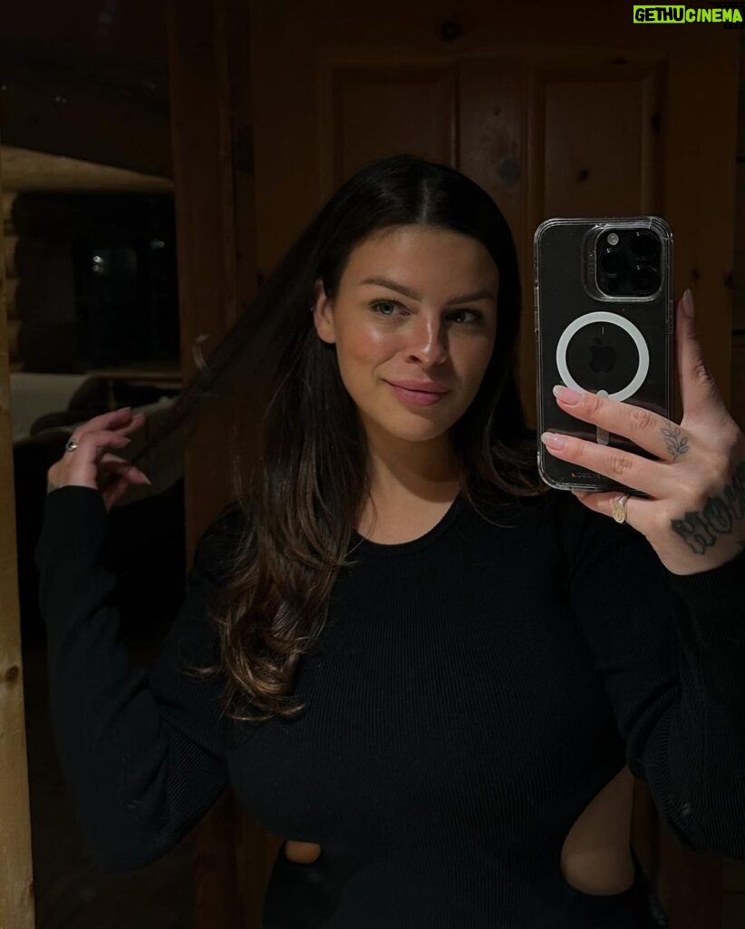 Alanis Desilets Instagram - La moi avec les cheveux propres ne se prend pas pour d'la marde. 😼 Une chance qu'ils sont propres une fois aux 3 semaines lolololoo