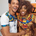 Aldri Anunciação Instagram - 🎈KOANZA: DO SENEGAL AO CURUZU🎈 * É incrível como o palco nos proporciona momentos únicos e nos permite aprender tanto com artistas brilhantes. *Eu tive a sorte de assistir a uma apresentação de Sulivã Bispo, um jovem ator que é uma verdadeiro explosão de talento no teatro brasileiro. Desde o momento em que ele pisou no palco, senti uma energia contagiante e uma presença magnética. *Sulivã Bispo no espetáculo "Koanza - Do Senegal ao Curuzu" possui um domínio impressionante de sua performance e uma capacidade de transmitir emoções e nos divertir de forma excepcional. Cada gesto, cada palavra dita por ele parecia estar impregnada de emoção genuína, envolvendo toda a plateia em uma reflexão bem humorada sobre as relações étnicas no Brasil. Impossível não se deixar levar por cada cena que ele criava no palco. *E não são apenas suas habilidades como ator que são inspiradoras. Sulivã Bispo é um verdadeiro exemplo de dedicação e paixão pelo que faz. Ele se entrega por completo a cada personagem que interpreta e é visível o seu profissionalismo e comprometimento. *Mas o que mais me marcou naquela noite foi o quanto pude aprender com a sua personagem Koanza. *Sulivã Bispo representa uma nova geração de artistas brasileiros que nos fazem acreditar no poder transformador da arte. Ele traz consigo histórias e experiências que muitas vezes estão à margem da sociedade, trazendo à tona questões importantes e nos fazendo repensar. *Encontrar esse tipo de talento nos palcos brasileiros é um privilégio. Uma experiência que nos faz perceber o quanto a arte é capaz de nos mobilizar. Sulivã Bispo é um exemplo marcante dessa explosão de talento que encontramos nos palcos e que nos ensina tanto. *Diante de suas apresentações, sou convidado a refletir sobre a vida, sobre a sociedade em que vivemos e sobre o poder que cada um de nós tem de fazer a diferença e de construir nosso próprio caminho (Odu). #TalentosBrasileiros #PalcosBrasileiros #ExperiênciasMarcantes #TeatroBrasileiro #teatronegro #sulivãbispo Salvador, Bahia, Brasil - SSA