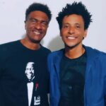 Aldri Anunciação Instagram - 🎈GARGALHADA CRÍTICA🎈 *O humor pode ser uma ferramenta poderosa para combater o racismo. Em seu show de stand-up comedy "Preto de Neve", Hélio de La Peña nos ensina importantes lições práticas através de risadas e reflexão. *Hélio aborda o tema do racismo com sagacidade e inteligência, questionando estereótipos e denunciando preconceitos de forma leve e respeitosa. Ele nos faz rir de situações absurdas que nascem do preconceito. *Mestre La Penã mostra que o humor pode ser usado como uma forma saudável de aprendizado e conscientização. *Continue nos divertindo e inspirando, Hélio! #CombateAoRacismo #HumorEducativo #PretoDeNeve #Reflexão #MudançaReal #HumorContraPreconceito #HumorTransformador #HumorCrítico #Antirracismo #Humor Salvador, Bahia, Brasil - SSA