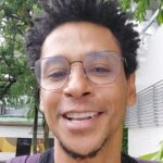 Aldri Anunciação Instagram – PASSIVIDADE da BRANQUITUDE NÃO-RACISTA: Vamos Falar Sobre Isso?
* A passividade da branquitude não-racista tem gerado prejuízos sociais e econômicos cada vez mais evidentes. O racismo é uma praga histórica que ainda persiste na nossa sociedade que impede um avanço significativo em direção à igualdade, e interrompe o “jogo” social saudável.
*Indivíduos brancos que não se consideram racistas precisam entender que o racismo repousa nas estruturas econômicas que permeiam nossa sociedade, negando oportunidades e formando barreiras que impedem a ascensão de grupos sociais historicamente marginalizados como negros e indígenas.
*Isso afeta a sociedade como um todo, gerando prejuízos financeiros e sociais que se acentuam com o tempo. O acesso desigual a oportunidades de trabalho, a desigualdade salarial e a concentração de recursos nas mãos de um grupo seleto aprofundam a desigualdade social, marcando a divisão entre ricos e pobres e ampliando as diferenças entre brancos e não-brancos, e produzindo pessoas como aquelas que estavam na arquibancada do jogo entre Real Madrid e Valência na injúria racial coletiva contra o takwntoso Vinícius Jr., deixando evidente que nem o talento blinda a ação racista.
*É essencial que a branquitude não-racista se envolva cotidianamente na luta contra o racismo, assumindo uma postura mais ativa e engajada. Isso significa reconhecer os privilégios de serem branco em nossa sociedade e usá-los para ajudar a combater o racismo em todas as suas formas.
*Ao se conscientizar sobre o valor de suas ações, a branquitude não-racista pode ajudar a criar um ambiente social mais justo e igualitário que beneficie todos nós, contribuindo assim para o fim do racismo e da desigualdade social em todas as suas formas. Agindo juntos, podemos lutar por um futuro melhor para todos.
#anti-racismo #justicasocial #igualdade #branquitudenanoracista #ativismo #lutacontraoracismo. #vinijr #viníciusjr #realmadrid Salvador, Bahia, Brasil – SSA