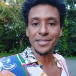Aldri Anunciação Instagram – *Se você está em busca de um lugar para fugir da vida agitada da cidade grande, conheça o Jardim Botânico de Salvador, também conhecido como Mata dos Oitis. Este espaço é um verdadeiro oásis verde, com imensas árvores e muita presença animal, oferecendo um refúgio tranquilo para passear e relaxar.

*Localizado na Av. São Rafael, s/n – São Marcos, próximo ao Hospital São Rafael, este jardim é um dos segredos mais bem guardados da cidade. Apesar de sua beleza e tranquilidade, é um local que muitas pessoas ainda desconhecem, ou nunca tiveram a chance de visitar.

*Desde sua inauguração, em 2002, o jardim passou por uma grande requalificação em 2020 e hoje conta com uma área construída de 2,2 mil metros quadrados e uma extensão de 160 mil metros quadrados. Aproveite para caminhar pela trilha Pau Brasil, visitar a caixa d’água estilizada pelo artista Bel Borba e o prédio principal que tem entrada livre no térreo.

*Ao visitar o jardim, você descobrirá que há muito mais para ver e fazer do que apenas admirar a beleza da natureza. No andar térreo está o auditório com capacidade para 47 pessoas, conectado com o foyer. O espaço é perfeito para eventos, exposições e outras atividades culturais, além de ações de conscientização ambiental.

*A entrada no jardim é franca, e o funcionamento do espaço é de segunda a sexta, das 08h00 às 17h00 da tarde, uma ótima opção para quem quer ter um tempo tranquilo em meio à correria do dia a dia. Então, se você estiver em Salvador, não perca a chance de conhecer este verdadeiro tesouro natural! #MataDosOitis #Salvador #JardimBotânico #Natureza #TurismoLocal Salvador, Bahia, Brasil – SSA