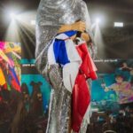Aldri Anunciação Instagram - *Na década de 90, eu soube de uma festa numa cobertura no Rio de Janeiro em que o Samuel L. Jackson chegaria e seria recepcionado por artistas brasileiros. Infelizmente, não fui convidado para aquela festa, mas estava com muita vontade de ir. No dia seguinte, soube que Samuel L. Jackson não passou da porta, pois viu que não tinha nem um negro ou negra presente na festa. Aquela atitude de Sr. Jackson me marcou muito. *Desde que voltei a morar na Bahia, tenho percebido uma presença negra proeminente em encontros e eventos de grande importância. *Nos últimos dois meses, a Bahia recebeu Viola Davis, Ângela Basset e agora a presença de Beyoncé. Isso nos revela algo muito curioso e importante. É notória a presença da Bahia e do Nordeste no fomento da cultura, economia e relações étnicas do Brasil. A representatividade e a visibilidade dessas personalidades internacionais reafirmam a importância da diversidade e inclusão em todos os níveis da sociedade. *A presença de Beyoncé vai além de sua potência pop no mundo, ela é dona da empresa chamada Parkwood World, a qual nos recepcionou de maneira elegante, sutil e forte, revelando algo sobre como devemos, precisamos e podemos nos valorizar uns aos outros, sobretudo quando se trata da presença negra em meios bem intencionados e de grande importância. É essencial que o modo de produção e as empresas sejam conduzidos por pessoas negras e não negras, pois isso contribui para a valorização da diversidade e inclusão. *"Para finalizar, gostaria de lembrar o que a Beyoncé nos disse nessa noite tão incrível em Salvador, que talvez tenha marcado o nosso modo de produção de uma maneira que a gente nem saiba ainda. Ela nos disse: 'olhem para vocês mesmos, olhem ao seu redor, olhem quem está ao seu lado, olhem a cultura, olhem o seu espaço, olhem quem está fazendo por ti, olhem o que é a nossa cultura baiana, olhem, vocês são incríveis. *Beyoncé nos alertou para que a gente olhe para nós mesmos, transforme isso e leve ao mundo, e que NÃO SOMENTE O MUNDO VENHA ATÉ AQUI. Podemos entender isso como um chamado. Ou não? Depende de você! #Inspiracional #Beyoncé #CulturaBaiana #Transformação" Salvador, Bahia, Brasil - SSA