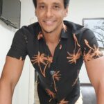 Aldri Anunciação Instagram – 🌴🧡 Iniciar bem na segunda-feira é uma forma de começar a semana com energia renovada e preparado para enfrentar os desafios que virão pela frente. Mas não precisa acreditar em fórmulas mágicas ou em autoajuda exagerada: simples mudanças no seu mindset e rotina podem fazer toda a diferença.

Se você tem aquela camisa preta com coqueiros laranjas, é hora de redescobri-la e aproveitar seu look. Mas, além disso, pratique ações simples para começar a semana de maneira positiva. Faça uma lista de prioridades, planeje suas tarefas com antecedência e organize sua rotina antes da segunda-feira chegar. Isso evita imprevistos e diminui a sensação de caos durante a semana.

Aproveite o final de semana para descansar e recarregar as energias. Faça atividades que te deixem feliz e relaxado, seja sozinho ou em companhia. Dedique um tempo para si mesmo e para as pessoas que você ama.

Iniciar bem na segunda-feira é uma questão de foco e disciplina, sem exagerar na cobrança e se deixar levar por ideias mirabolantes. Com pequenos ajustes na sua rotina, você pode encarar a semana com determinação e entusiasmo. 🙌🌴🧡 #iniciarsemana #segundafeira #coqueiroslaranjas #camisapreta #foco #disciplina #bemestar #rotina #prioridades #planejamento.
