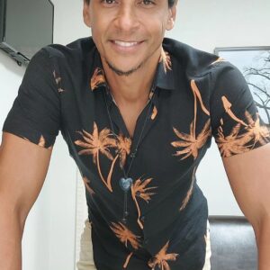Aldri Anunciação Instagram - 🌴🧡 Iniciar bem na segunda-feira é uma forma de começar a semana com energia renovada e preparado para enfrentar os desafios que virão pela frente. Mas não precisa acreditar em fórmulas mágicas ou em autoajuda exagerada: simples mudanças no seu mindset e rotina podem fazer toda a diferença.

Se você tem aquela camisa preta com coqueiros laranjas, é hora de redescobri-la e aproveitar seu look. Mas, além disso, pratique ações simples para começar a semana de maneira positiva. Faça uma lista de prioridades, planeje suas tarefas com antecedência e organize sua rotina antes da segunda-feira chegar. Isso evita imprevistos e diminui a sensação de caos durante a semana.

Aproveite o final de semana para descansar e recarregar as energias. Faça atividades que te deixem feliz e relaxado, seja sozinho ou em companhia. Dedique um tempo para si mesmo e para as pessoas que você ama.

Iniciar bem na segunda-feira é uma questão de foco e disciplina, sem exagerar na cobrança e se deixar levar por ideias mirabolantes. Com pequenos ajustes na sua rotina, você pode encarar a semana com determinação e entusiasmo. 🙌🌴🧡 #iniciarsemana #segundafeira #coqueiroslaranjas #camisapreta #foco #disciplina #bemestar #rotina #prioridades #planejamento.