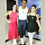 Aldri Anunciação Instagram – *DIA MUNDIAL DA DANÇA*
*Role pro lado e repare a minha desafiadora quinta posição nos pés da terceira foto. 😊
*O Dia Mundial da Dança é comemorado no dia 29 de abril.
*Foi instituído pelo “Comitê Internacional da Dança” da UNESCO (Organização das Nações Unidas para a Educação, Ciência e Cultura) no ano de 1982.
*Vc acompanha esses passos de dança neste final de semana no @programaconexaobahia na tela da @tvbahiaoficial.
#dança
#diamundialdadança
#ballet
#quintaposição
Obs: Na foto com as queridas @daniiielaguedes e Profa. Venécia.
Foto tirada pela @ebatecabrotas_horto Salvador, Bahia, Brasil – SSA