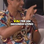 Aldri Anunciação Instagram - 📚 Quem aí curte uma boa série de streaming? Imagina só se a gente pudesse ter o mesmo ritmo envolvente e viciante nas páginas de um livro! 📖 É exatamente isso que eu busco na escrita do meu novo livro de ficção "Pretamorfoses: Biografia Não Autorizada de um Ex Branco". *Ao longo das páginas, eu trago o mesmo ritmo eletrizante das séries, e para fechar com chave de ouro, ao invés de um final, eu deixo vocês com o gostinho de "fim da primeira temporada". Quem sabe o que o futuro reserva para essa história, não é mesmo? 😉 Estão preparados pra essa explosão literária? #Pretamorfoses #Livro #EscritaCriativa #PrimeiraTemporada #SegundaTemporada? 🤔 Salvador, Bahia, Brasil - SSA