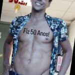 Aldri Anunciação Instagram - *Cheguei aos 50 anos finalmente! *Sinto-me extremamente sortudo por ter tido a minha mãe ao meu lado até quase essa idade. Hoje sei que carrego parte dela no meu corpo de 50! *Mas essa sorte não parou por aí. Ainda tenho, aos 50 anos, a felicidade de ter meu pai ao meu lado. *A vida me deu a capacidade de perdoar, de buscar o entendimento e a compreensão em meio às controvérsias do mundo. A paciência de ouvir diferentes opiniões e encontrar aprendizado em cada uma delas. Essa habilidade se tornou uma riqueza que me fortalece na minha jornada. *Ao longo desses 50 anos, sou agraciado com a dádiva de contar com amigos verdadeiros. E cada um deles sabe do que eu estou falando. Amizades que resistiram à passagem dos 50 anos que se fortaleceram com as adversidades e que hoje são como pilares em minha vida. *Ao longo dessas cinco décadas, experimentei alegrias e tristezas, gozos e dores, beijos e tapas. A vida é um misto de sentimentos que nos molda, que nos lapida como seres humanos. Admiro as minhas conquistas, mas também encaro de frente minhas fraquezas, sabendo que eles têm um papel importante. *Encontrei pessoas que me admiraram e pessoas me desprezaram... pessoas que me respeitaram e pessoas que me ignoraram...que despertaram sentimentos ou ressentimentos em meu coração. *Aprendi que nem todos têm a capacidade de entender quem somos. Mas isso não me impede de seguir em frente, de continuar confiante ao lado daquelas lhe creditam. *50 anos passaram como um flash! Essa passagem de tempo fortaleceu em mim a convicção de que vale a pena seguir por onde se quer ir. *Portanto, deixem-me ir, preciso andar... e iniciar os meus próximos 50 anos. Sei que não será fácil, mas estou disposto a encarar cada obstáculo, cada aprendizado, cada Vitória e Derrota que estão por vir. *Aos meus 50 anos, sei que errei e acertei...que experimentei a multidão e a solidão...a admiração e o estranhamento. *Que venham os próximos 50 capítulos... com todas as suas emoções, desafios e oportunidades. Estou pronto pra abraçar cada momento. Aproveitar ao máximo essa incrível jornada que é a vida. *Antes que perguntem; sim, essa foto é de agora, e mostra um cinquentão! 😉 Salvador, Bahia, Brazil
