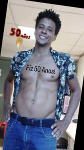 Aldri Anunciação Instagram - *Cheguei aos 50 anos finalmente! *Sinto-me extremamente sortudo por ter tido a minha mãe ao meu lado até quase essa idade. Hoje sei que carrego parte dela no meu corpo de 50! *Mas essa sorte não parou por aí. Ainda tenho, aos 50 anos, a felicidade de ter meu pai ao meu lado. *A vida me deu a capacidade de perdoar, de buscar o entendimento e a compreensão em meio às controvérsias do mundo. A paciência de ouvir diferentes opiniões e encontrar aprendizado em cada uma delas. Essa habilidade se tornou uma riqueza que me fortalece na minha jornada. *Ao longo desses 50 anos, sou agraciado com a dádiva de contar com amigos verdadeiros. E cada um deles sabe do que eu estou falando. Amizades que resistiram à passagem dos 50 anos que se fortaleceram com as adversidades e que hoje são como pilares em minha vida. *Ao longo dessas cinco décadas, experimentei alegrias e tristezas, gozos e dores, beijos e tapas. A vida é um misto de sentimentos que nos molda, que nos lapida como seres humanos. Admiro as minhas conquistas, mas também encaro de frente minhas fraquezas, sabendo que eles têm um papel importante. *Encontrei pessoas que me admiraram e pessoas me desprezaram... pessoas que me respeitaram e pessoas que me ignoraram...que despertaram sentimentos ou ressentimentos em meu coração. *Aprendi que nem todos têm a capacidade de entender quem somos. Mas isso não me impede de seguir em frente, de continuar confiante ao lado daquelas lhe creditam. *50 anos passaram como um flash! Essa passagem de tempo fortaleceu em mim a convicção de que vale a pena seguir por onde se quer ir. *Portanto, deixem-me ir, preciso andar... e iniciar os meus próximos 50 anos. Sei que não será fácil, mas estou disposto a encarar cada obstáculo, cada aprendizado, cada Vitória e Derrota que estão por vir. *Aos meus 50 anos, sei que errei e acertei...que experimentei a multidão e a solidão...a admiração e o estranhamento. *Que venham os próximos 50 capítulos... com todas as suas emoções, desafios e oportunidades. Estou pronto pra abraçar cada momento. Aproveitar ao máximo essa incrível jornada que é a vida. *Antes que perguntem; sim, essa foto é de agora, e mostra um cinquentão! 😉 Salvador, Bahia, Brazil