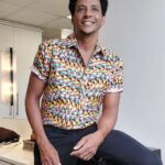Aldri Anunciação Instagram - ✨🖤 Celebrando o mês da consciência negra com muito orgulho e estilo! *Hoje estou usando o look da Kekambas para esse mês tão importante de reflexão sobre nossa identidade. *Curtiram esse visual poderoso e cheio de significado? Vamos juntos celebrar e valorizar a nossa cultura e história! 🙌🏾✊🏾 #MêsDaConsciênciaNegra #PoderNegro #Kekambas #CulturaNegra #Identidade #OrgulhoNegro #nofilter #melaninaacentuada #aldrianunciação Rede Bahia
