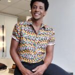 Aldri Anunciação Instagram - ✨🖤 Celebrando o mês da consciência negra com muito orgulho e estilo! *Hoje estou usando o look da Kekambas para esse mês tão importante de reflexão sobre nossa identidade. *Curtiram esse visual poderoso e cheio de significado? Vamos juntos celebrar e valorizar a nossa cultura e história! 🙌🏾✊🏾 #MêsDaConsciênciaNegra #PoderNegro #Kekambas #CulturaNegra #Identidade #OrgulhoNegro #nofilter #melaninaacentuada #aldrianunciação Rede Bahia