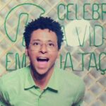 Aldri Anunciação Instagram - *Hoje é segunda-feira... um dia para refletir e renovar as energias para enfrentar os desafios da nova semana que se inicia. E ao olhar para o mundo ao nosso redor, é importante lembrar da cor verde da ESPERANÇA. *A esperança, aquela chama que nos impulsiona a acreditar em dias melhores, é algo que precisamos manter viva. E nesta segunda, é um convite para depositarmos essa esperança não apenas em nossos sonhos pessoais, mas também na busca pela paz e harmonia em um mundo marcado por inúmeras guerras e conflitos. *Se voltarmos nosso olhar para o Oriente Médio e tantos países como Israel, Rússia, Ucrânia, eles têm enfrentado batalhas que parecem intermináveis. No entanto, é preciso ter ESPERANÇA de que um dia esses conflitos possam encontrar uma solução pacífica, em que todas as nações possam coexistir em harmonia. *E aqui, nas ruas de Salvador e do Brasil, também vivenciamos nossas próprias "GUERRAS" diárias. Seja contra as injustiças sociais, a violência ou a falta de oportunidades, é necessário não perder de vista a esperança de um país mais justo e igualitário. *No entanto, essa ESPERANÇA não deve ser uma passividade em relação aos problemas do mundo. Ela deve ser uma motivação para a ação, um estímulo para buscarmos um mundo mais empático. *A palavra empatia vem do grego "pathos", que significa sentir ou ao menos imaginar a dor do outro. Ser VERDEMENTE empáticos é compreender que todos nós, independentemente de nossa origem, cor ou religião, compartilhamos o mesmo desejo de paz, segurança e felicidade. *Portanto, nesta segunda, convido todos a refletirem sobre a importância de sermos mais EMPÁTICOS em relação a tudo o que está acontecendo. Ao invés de buscar prazer em assistir explosões e tragédias, direcionemos nossa energia para buscar soluções pacíficas, para estender a mão e ajudar quem precisa, para lutar por um mundo onde a EMPATIA seja a base de nossas relações. *Que esta segunda-feira seja um dia de renovação de ESPERANÇA. Que possamos cultivar a empatia e lembrar que somos todos seres humanos, buscando uma vida melhor. #SegundaVerdeDeEsperança #EsperançaPelaVida #ResoluçãoDasGuerras #EmpatiaMundial #SentirADorDoOutro #MundoMaisEmpático Salvador, Bahia, Brasil - SSA
