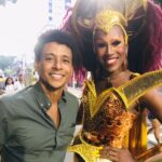 Aldri Anunciação Instagram - *Ontem estive presente na Parada LGBTQIA+ da Bahia. Uma coisa me chamou muita atenção, o tema. Este ano, o lema foi "maior diversidade no mundo corporativo". *Foi emocionante ver que as empresas estão abraçando essa causa e apoiando as lutas e causas da comunidade LGBTQIA+. Porém, é preciso ir além e agir da porta para dentro, promovendo mais diversidade nas chefias e nos lugares onde as ideias se encontram e influenciam o mundo. Mais contratações da diversidade. *Acredito que a diversidade no mundo corporativo é benéfica para o planeta como um todo. Ela cria um canal de respeito mútuo e comunicação entre as pessoas, resultando em uma menor polarização e conflito humano. *Quando diferentes perspectivas são valorizadas, todos saem ganhando. *Eu ainda tive a oportunidade de dar um abraço em Saphyra Luzz, esta beleza que aparece na foto comigo. *Estar na Parada LGBTQIA+ da Bahia foi uma experiência repleta de amor e união. Pude sentir a energia contagiante da diversidade e o poder que ela tem de promover mudanças. Estou ansioso pelo próximo evento, pois sei que juntos podemos continuar avançando rumo a uma sociedade mais inclusiva e acolhedora para todos. #paradagay #paradalgbtba @saphyraluzz Salvador, Bahia, Brasil - SSA
