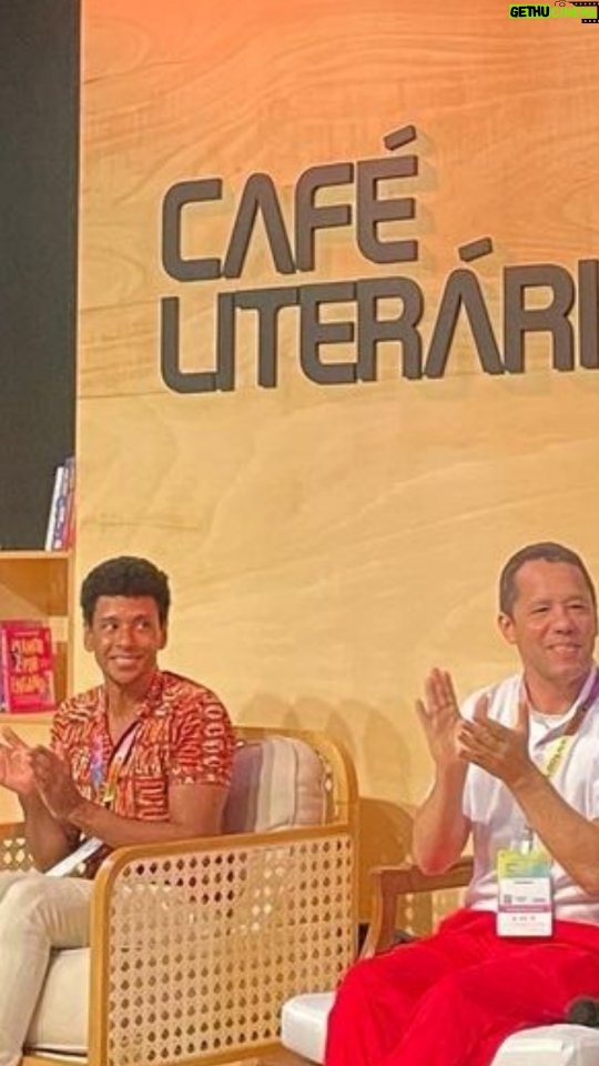 Aldri Anunciação Instagram - 📚💡 Como foi o Bate-Papo na Bienal do Livro? 💫🌍 *Quero dividir com vocês um trechinho inspirador do nosso incrível encontro sobre literatura na Bienal! Tivemos a oportunidade de refletir sobre o poder transformador que a literatura possui nas nossas vidas e na sociedade como um todo. *A literatura, sendo distópica ou não, desempenha um papel fundamental ao abrir nossos olhos para realidades alternativas e questionar o mundo em que vivemos. *Quando me dedico a criar histórias de ficção, especialmente distópicas, busco despertar o senso crítico em cada leitor(a) e mostrar como é crucial lutar por uma sociedade mais justa. Acredito que, ao explorar universos distópicos, conseguimos ampliar nossa perspectiva sobre os problemas atuais e, de certa forma, nos tornamos mais conscientes do que está em jogo. *Meu novo livro ficcional intitulado "Pretamorphosis: Biografia Não Autorizada de um Ex-Branco" (que será lançado em 06 de outubro em Salvador pela Editora Malê) navega por esse estilo com uma jornada de aventura e mistério pela qual passa a personagem Gregório. *É um prazer compartilhar aqui uma pílula de como foi essa conversa literária na Bienal do Livro Rio com figuras como Itamar Vieira Junior e Micheliny Verunschky. 🌟📖 Não deixem de conferir meus textos e histórias cheias de imaginação e crítica, que buscam despertar em cada um de nós a vontade de fazer a diferença e construir uma realidade melhor. ✨🌍 OBS: Áudio está baixo. Ideal ler a legenda. #literatura #ficção #distopia #leitura #escrita #transformação #sociedade #despertardossonhos #consciência #possibilidades #sensoCrítico #juntosPodemosMais #mudança #umMundomelhor Rio De Janeiro Cidade Maravilhhosa