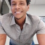 Aldri Anunciação Instagram - 📷💭 O Baianês e a Língua Portuguesa🌎 *Os diferentes modos de uso da língua portuguesa não são necessariamente erros gramaticais, mas sim um reflexo dos diversos ajustes culturais. 🌍 *Ao não aceitar tais ajustes culturais na língua, podemos estar perpetuando resquícios de imposições coloniais sofridas historicamente pelos povos brasileiros. *É crucial lembrar que essas imposições têm relação com a luta histórica enfrentada por brasileiros e brasileiras, e que valorizar a diversidade linguística é um passo rumo ao reconhecimento e respeito às culturas presentes em nosso país. *Convido você a refletir sobre como os diferentes modos de uso da língua portuguesa no seu povoado, cidade ou estado são uma expressão viva da riqueza cultural que nos rodeia. * Ao compreender e respeitar essas variações da língua, estamos contribuindo para a construção de uma sociedade mais inclusiva. 🌈✨ #DivulgueAvalorizaçãoCultural #RespeitoÀLinguísticaRegional #DiversidadeÉEnriquecimento #ReflexãoCultural #baianês @programaconexaobahia @tvbahiaoficial @melaninaacentuada @raulinoscjunior @eltonmagalhaescordel Salvador, Bahia, Brasil - SSA