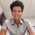 Aldri Anunciação Instagram - *Às vezes a felicidade está em lugares inusitados e simples, né? *Sendo feliz com uma camisa! #look #lookdodia #astral #Felicidade Salvador, Bahia, Brasil - SSA