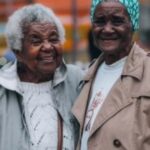 Aldri Anunciação Instagram - 🛑 COTIDIANO QUE REVELA O PASSADO 🛑 *A história do Brasil é permeada por inúmeras trajetórias de vida que refletem as transformações e desafios enfrentados pela nossa sociedade. Cada um de nós é um legado vivo do passado, carregando em nossas histórias a herança de nossos antepassados. *Nesse vídeo, Dona Eva (de São Lourenço do Sul) nos presenteia com um breve relato de seus mais de 80 anos de vida. Sua experiência revela que muitos brasileiros ainda insistem em subjugar e dominar a vida do próximo, visando apenas o seu próprio benefício e mantendo hierarquias que, legalmente, não são permitidas. *Uma das estratégias utilizadas é a máscara de afeto nas relações sociais, escondendo por trás dela a exploração e o egoísmo de certas famílias. As famílias negras precisam estar atentas em relação às famílias brancas, pois embora a colônia não exista mais, os colonos contemporâneos ainda estão presentes, à espreita. *É impossível não se emocionar ao imaginar toda uma vida que Dona Eva poderia ter alcançado com seu talento e beleza, se não tivesse sido contida pela mesquinhez de um grupo. Seu sorriso brilha hoje, iluminando a todos nós, mas não podemos esquecer do que aconteceu. *Que o perdão acalme nossos corações, mas que também seja capaz de interromper esse processo colonial que persiste em nossas relações. É necessário reconhecer e combater as estruturas que têm impacto negativo sobre as famílias negras. *Dona Eva, seu relato nos toca profundamente e nos inspira a lutar por um país mais justo. Que o seu exemplo de resilência e força nos motive a seguir adiante, construindo uma sociedade onde todas as pessoas tenham as mesmas oportunidades para alcançar seus sonhos! *Dona Eva, seu sorriso é uma luz que guiará nossos passos rumo a um Brasil mais digno, onde cada indivíduo possa florescer plenamente. Que a história de vida de cada um de nós seja um testemunho de superação e transformação, rompendo as amarras do passado e construindo um futuro melhor para todos. #HistóriaDoBrasil #Transformação #SuperandoOpassado #JustiçaSocial #Igualdade #Respeito #LutaPorDireitos #Opressão #ColonialismoContemporâneo #Diversidade #Resiliência #FamíliasNegras #Sorriso