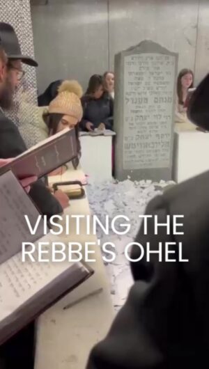Aleeza Ben Shalom Instagram - 🕍My third visit to the Lubavitcher Rebbe’s Ohel. 

🙏Praying for the safe return of soldiers and hostages. 

🩵May they come home now, safely.

💑 And, praying for all singles to find their soulmate 💞

#jewishprayer #jewish #judaism #prayer #hebrew #ohel #chabad #lubavitcherrebbe #amen