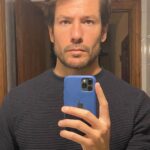 Alejandro Albarracín Instagram - Seriedad en el cuarto de baño