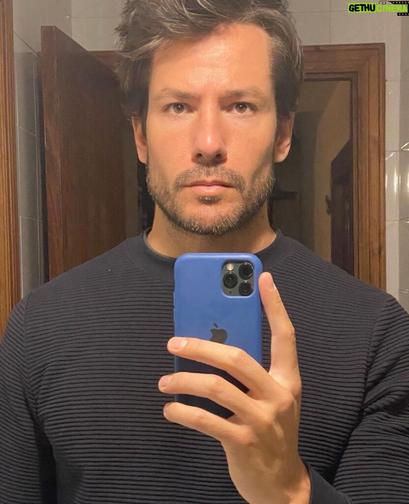Alejandro Albarracín Instagram - Seriedad en el cuarto de baño