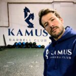 Alejandro Albarracín Instagram - No sé si es dolor o placer, pero engancha entrenar en @kamusbox