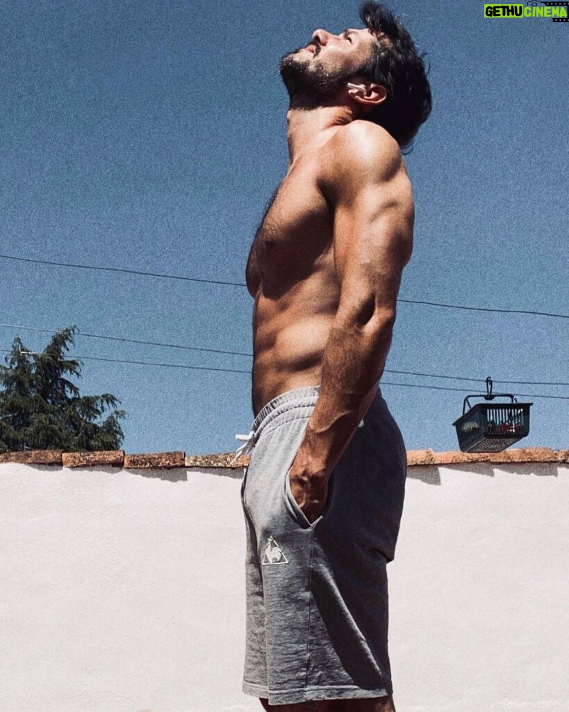 Alejandro Albarracín Instagram - No sé yo si será un buen día para tender la ropa. Tengo mis dudas.
