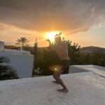 Alejandro Albarracín Instagram – Dando rienda suelta a uno de mis poderes. Colocar los elementos para una buena puesta de sol.