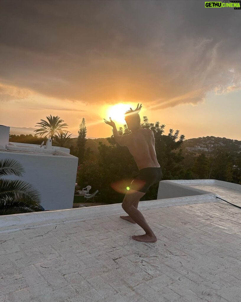 Alejandro Albarracín Instagram - Dando rienda suelta a uno de mis poderes. Colocar los elementos para una buena puesta de sol.