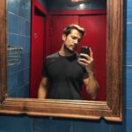 Alejandro Albarracín Instagram – Fotos en baños. #misfotosfrentealespejosonlasmenosmalas 14 De La Rosa