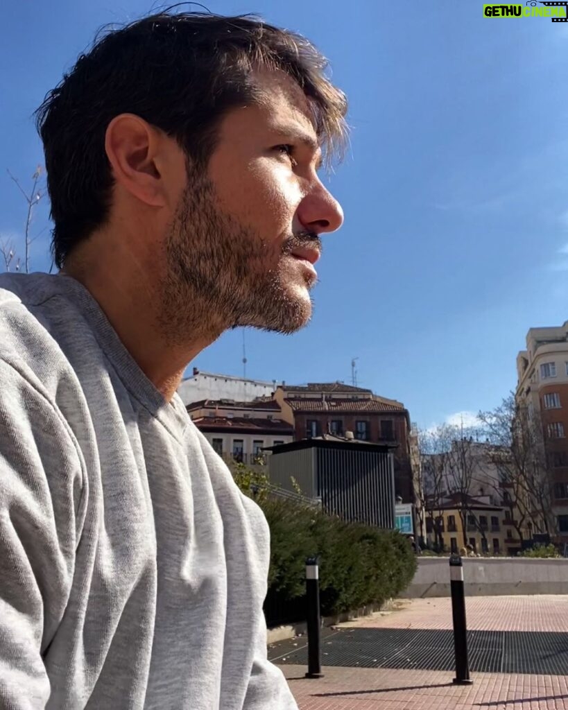 Alejandro Albarracín Instagram - Pensando en que me ha dado por usar todo el tiempo este emoticono 🙆🏻‍♂️ pero no sé qué significa 🙆🏻‍♂️🙆🏻‍♂️🙆🏻‍♂️ Madrid, Spain