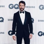 Alejandro Albarracín Instagram - Alguien me aconsejó que no dijera de quién era el esmoquin que llevaba este día. 🤭 Otro amigo me preguntó si era de Armani 😅. Y es que resulta que justo la semana anterior a la fiesta de @gqspain estaba pasando unos días en Ronda con la familia y no pude probarme en Madrid un esmoquin para ponerme 😥. ¿Qué hago? Pues ponerme el esmoquin de mi padre, que se compró en la tienda de su hermano @galancamiseria1905 cuando yo ni había nacido. Pero no se queda ahí la cosa. Imaginad lo siguiente en plan videoclip con música, todo hay que recordarlo en con música. Mi madre arreglándome el fajín porque me quedaba un poco ancho. Mi padre recomendándome los mejores gemelos y los botones que mejor iban con la camisa. No pude tener mejores ayudantes. Total, que hice el photocall con la cabeza muy alta. Y por supuesto que contaba de quién era el esmoquin, porque eso era lo mejor. Fue una noche muy entretenida porque mi amigo @felixgomezactor es el más divertido y @nataliaro92 es la mejor para perrear. Eso sin contar la cantidad de compañeros que hacía tiempo que no veía y lo que alegra reencontrarse. Es curioso, algo que en un principio puede parecer superficial como es vestirse de esmoquin para una fiesta, esconde una historia que no creo que olvide fácilmente. Gracias por la foto @jcnavarrosarac 😉 Hotel Palace, Madrid, España