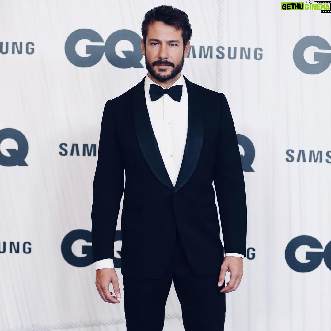 Alejandro Albarracín Instagram - Alguien me aconsejó que no dijera de quién era el esmoquin que llevaba este día. 🤭 Otro amigo me preguntó si era de Armani 😅. Y es que resulta que justo la semana anterior a la fiesta de @gqspain estaba pasando unos días en Ronda con la familia y no pude probarme en Madrid un esmoquin para ponerme 😥. ¿Qué hago? Pues ponerme el esmoquin de mi padre, que se compró en la tienda de su hermano @galancamiseria1905 cuando yo ni había nacido. Pero no se queda ahí la cosa. Imaginad lo siguiente en plan videoclip con música, todo hay que recordarlo en con música. Mi madre arreglándome el fajín porque me quedaba un poco ancho. Mi padre recomendándome los mejores gemelos y los botones que mejor iban con la camisa. No pude tener mejores ayudantes. Total, que hice el photocall con la cabeza muy alta. Y por supuesto que contaba de quién era el esmoquin, porque eso era lo mejor. Fue una noche muy entretenida porque mi amigo @felixgomezactor es el más divertido y @nataliaro92 es la mejor para perrear. Eso sin contar la cantidad de compañeros que hacía tiempo que no veía y lo que alegra reencontrarse. Es curioso, algo que en un principio puede parecer superficial como es vestirse de esmoquin para una fiesta, esconde una historia que no creo que olvide fácilmente. Gracias por la foto @jcnavarrosarac 😉 Hotel Palace, Madrid, España