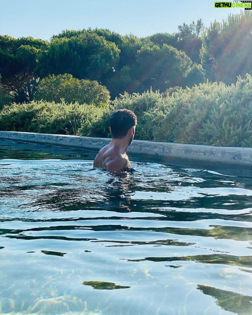 Alejandro Albarracín Instagram - Entre playa o piscina, elijo primero a la playa y más tarde a la piscina 😂 Portugal