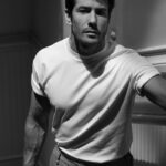 Alejandro Albarracín Instagram - La vida es en color, pero el blanco y negro es más realista. 📸 @fabianmorassut COOLROOMS