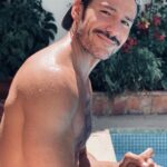 Alejandro Albarracín Instagram – Agua, sol y flamenquito.