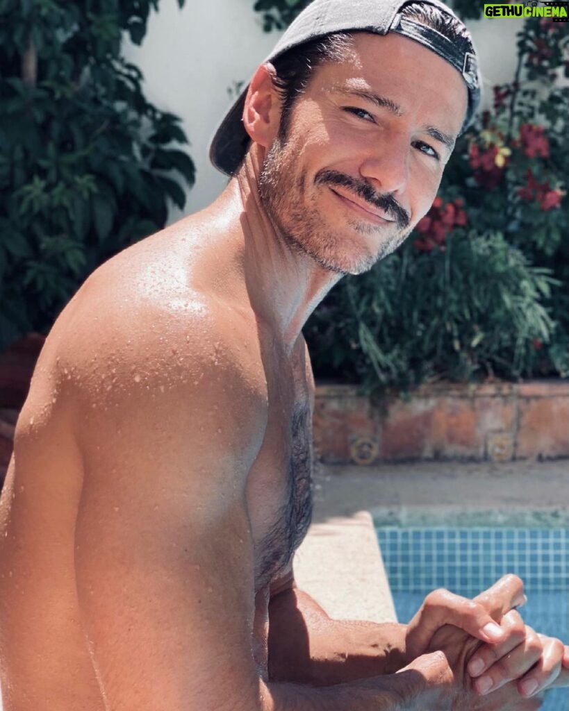 Alejandro Albarracín Instagram - Agua, sol y flamenquito.