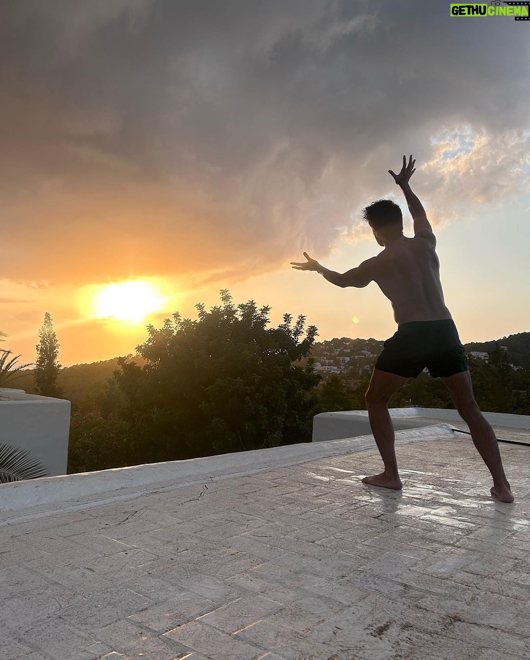 Alejandro Albarracín Instagram - Dando rienda suelta a uno de mis poderes. Colocar los elementos para una buena puesta de sol.