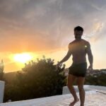 Alejandro Albarracín Instagram - Dando rienda suelta a uno de mis poderes. Colocar los elementos para una buena puesta de sol.