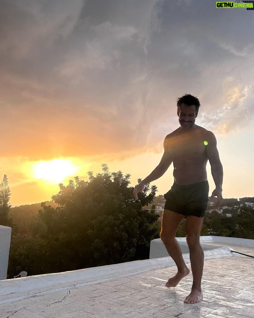 Alejandro Albarracín Instagram - Dando rienda suelta a uno de mis poderes. Colocar los elementos para una buena puesta de sol.
