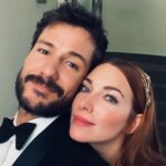Alejandro Albarracín Instagram - Alguien me aconsejó que no dijera de quién era el esmoquin que llevaba este día. 🤭 Otro amigo me preguntó si era de Armani 😅. Y es que resulta que justo la semana anterior a la fiesta de @gqspain estaba pasando unos días en Ronda con la familia y no pude probarme en Madrid un esmoquin para ponerme 😥. ¿Qué hago? Pues ponerme el esmoquin de mi padre, que se compró en la tienda de su hermano @galancamiseria1905 cuando yo ni había nacido. Pero no se queda ahí la cosa. Imaginad lo siguiente en plan videoclip con música, todo hay que recordarlo en con música. Mi madre arreglándome el fajín porque me quedaba un poco ancho. Mi padre recomendándome los mejores gemelos y los botones que mejor iban con la camisa. No pude tener mejores ayudantes. Total, que hice el photocall con la cabeza muy alta. Y por supuesto que contaba de quién era el esmoquin, porque eso era lo mejor. Fue una noche muy entretenida porque mi amigo @felixgomezactor es el más divertido y @nataliaro92 es la mejor para perrear. Eso sin contar la cantidad de compañeros que hacía tiempo que no veía y lo que alegra reencontrarse. Es curioso, algo que en un principio puede parecer superficial como es vestirse de esmoquin para una fiesta, esconde una historia que no creo que olvide fácilmente. Gracias por la foto @jcnavarrosarac 😉 Hotel Palace, Madrid, España