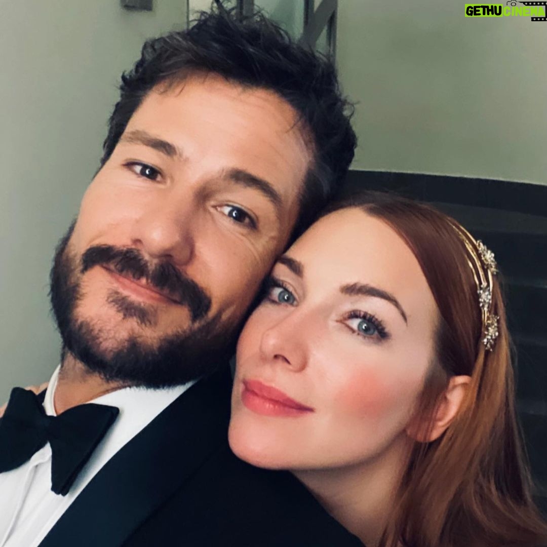 Alejandro Albarracín Instagram - Alguien me aconsejó que no dijera de quién era el esmoquin que llevaba este día. 🤭 Otro amigo me preguntó si era de Armani 😅. Y es que resulta que justo la semana anterior a la fiesta de @gqspain estaba pasando unos días en Ronda con la familia y no pude probarme en Madrid un esmoquin para ponerme 😥. ¿Qué hago? Pues ponerme el esmoquin de mi padre, que se compró en la tienda de su hermano @galancamiseria1905 cuando yo ni había nacido. Pero no se queda ahí la cosa. Imaginad lo siguiente en plan videoclip con música, todo hay que recordarlo en con música. Mi madre arreglándome el fajín porque me quedaba un poco ancho. Mi padre recomendándome los mejores gemelos y los botones que mejor iban con la camisa. No pude tener mejores ayudantes. Total, que hice el photocall con la cabeza muy alta. Y por supuesto que contaba de quién era el esmoquin, porque eso era lo mejor. Fue una noche muy entretenida porque mi amigo @felixgomezactor es el más divertido y @nataliaro92 es la mejor para perrear. Eso sin contar la cantidad de compañeros que hacía tiempo que no veía y lo que alegra reencontrarse. Es curioso, algo que en un principio puede parecer superficial como es vestirse de esmoquin para una fiesta, esconde una historia que no creo que olvide fácilmente. Gracias por la foto @jcnavarrosarac 😉 Hotel Palace, Madrid, España