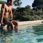 Alejandro Albarracín Instagram - Entre playa o piscina, elijo primero a la playa y más tarde a la piscina 😂 Portugal